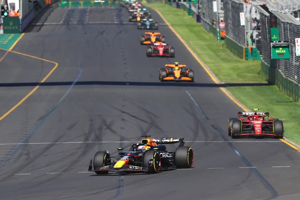 Max Verstappen à frente de Carlos Sainz na Austrália: Red Bull espera nova briga na China (Foto: Red Bull Content Pool)