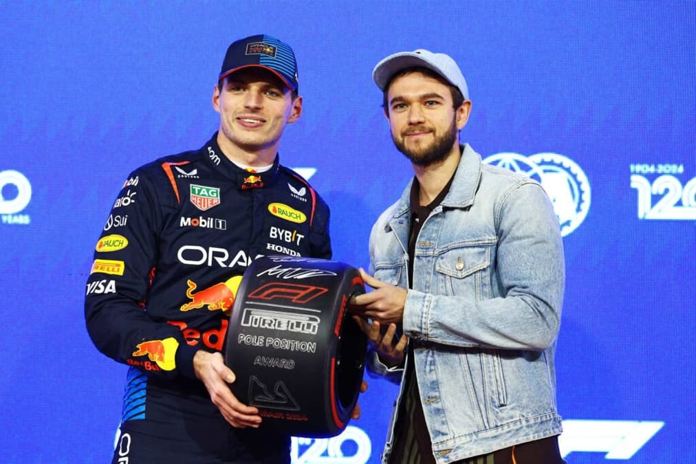 Max Verstappen recebe o prêmio de pole-position do DJ Zedd (Foto: Red Bull Content Pool)