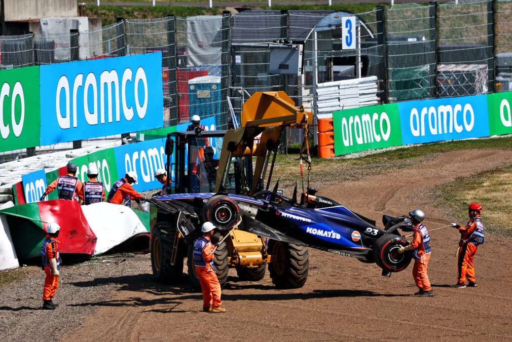 Albon sofreu acidente logo na primeira volta do GP do Japão (Foto: Marco Miltenburg / Racepictures)