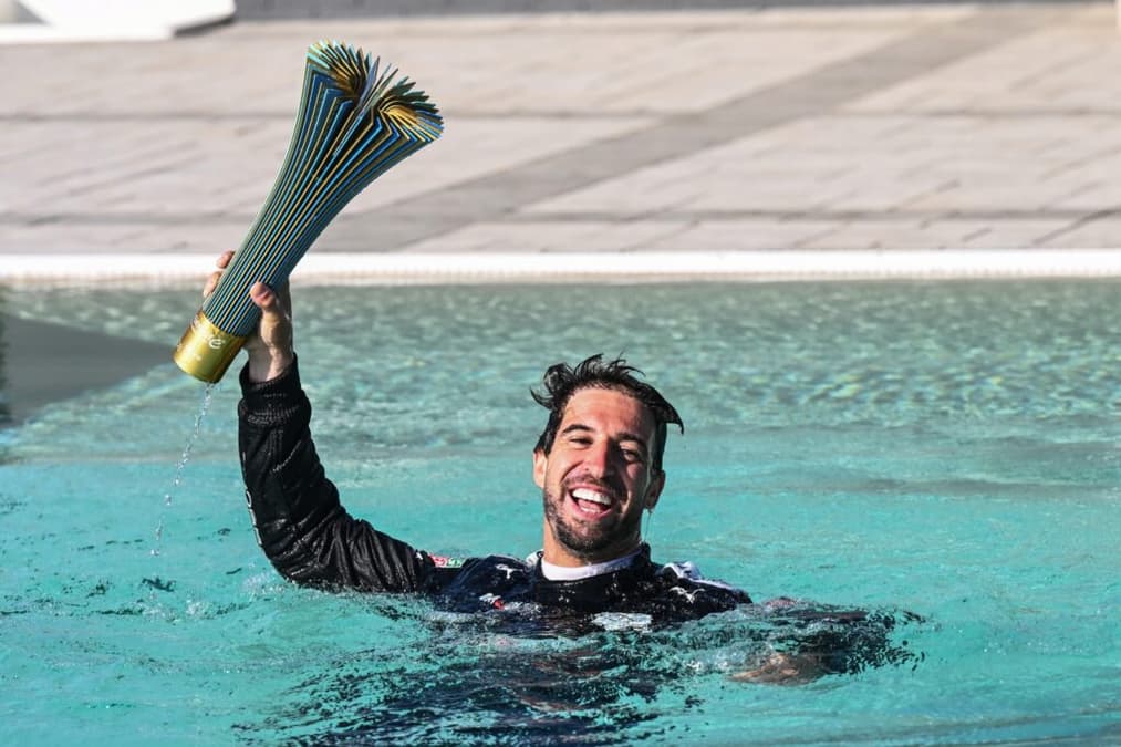Da Costa chegou a celebrar pulando na piscina antes de ser desclassificado (Foto: Fórmula E)