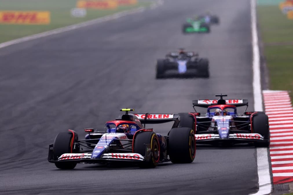 Yuki Tsunoda e Daniel Ricciardo abandonaram o GP da China (Foto: Red Bull Content Pool)