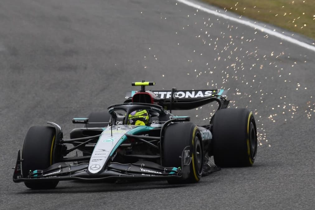 Lewis Hamilton também sofre com o desempenho do W15 em 2024 (Foto: AFP) 
