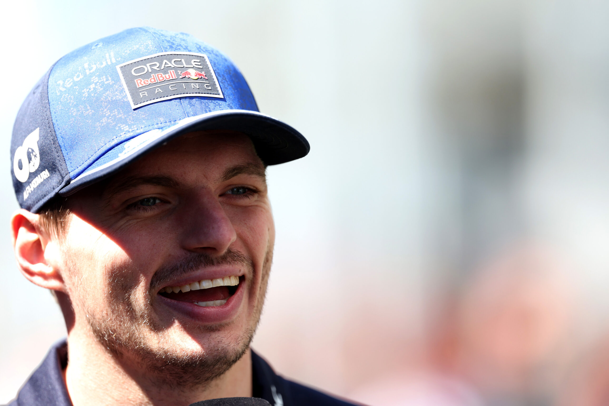 Verstappen exibe capacete laranja metálico para GP em casa na Áustria
