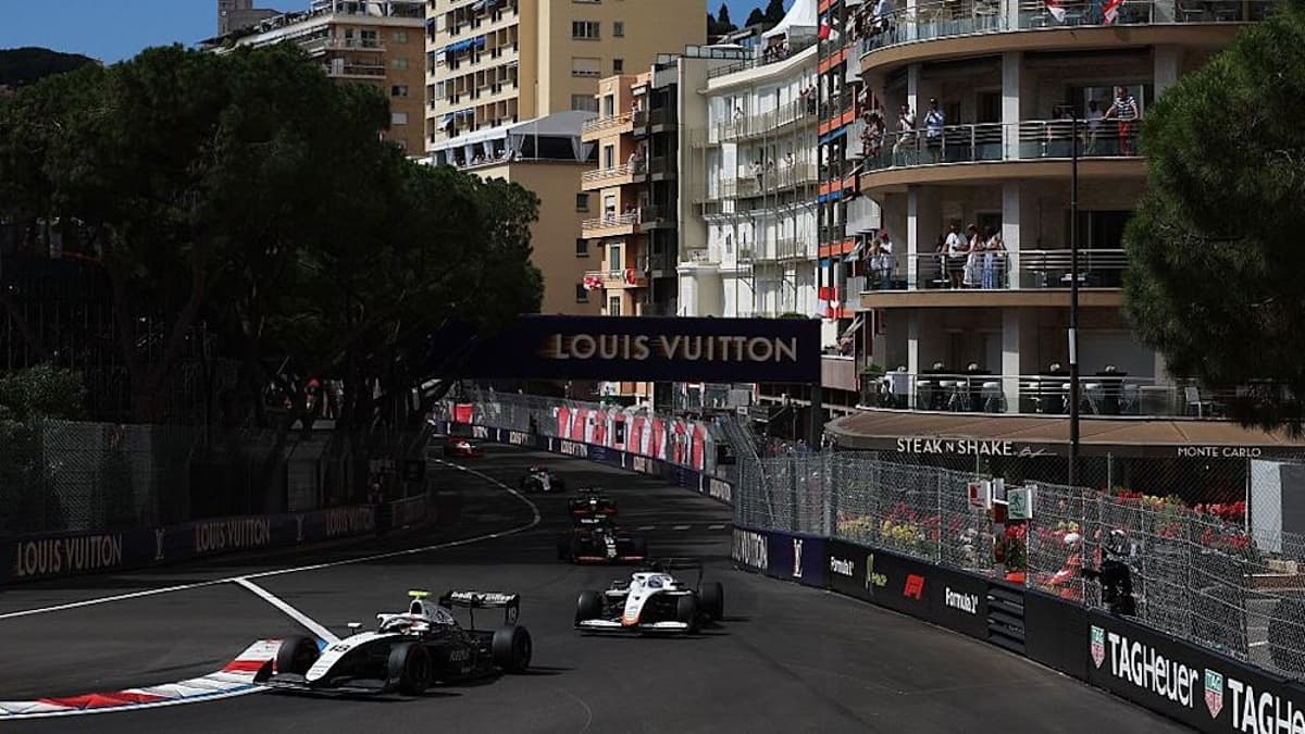 Badoer supera Naël na largada e vence corrida 2 da F3 em Mônaco. Clerot é 8º