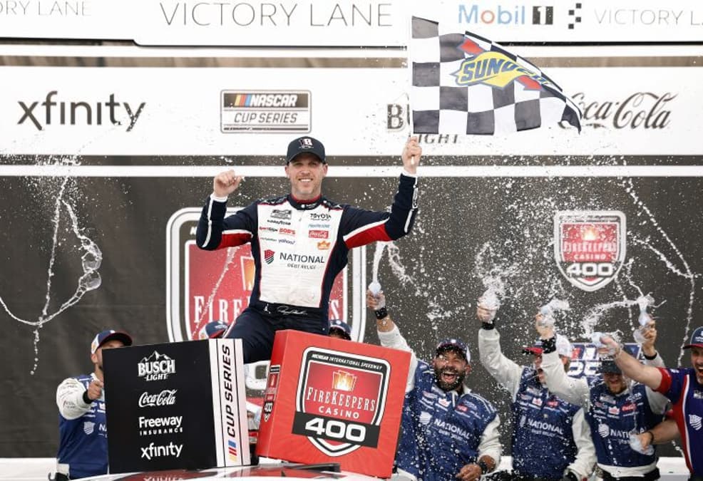 Hamlin escala pelotão, leva etapa da Nascar em Michigan e iguala vitórias de Kyle Busch