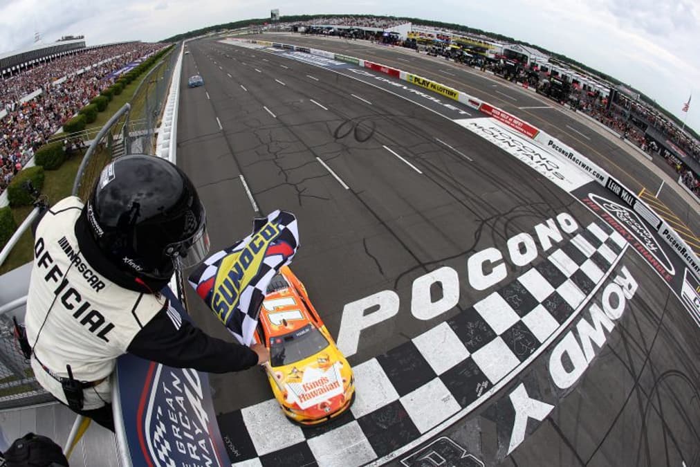 Hamlin controla combustível, bate Reddick em Pocono e emenda 3ª vitória seguida na Nascar