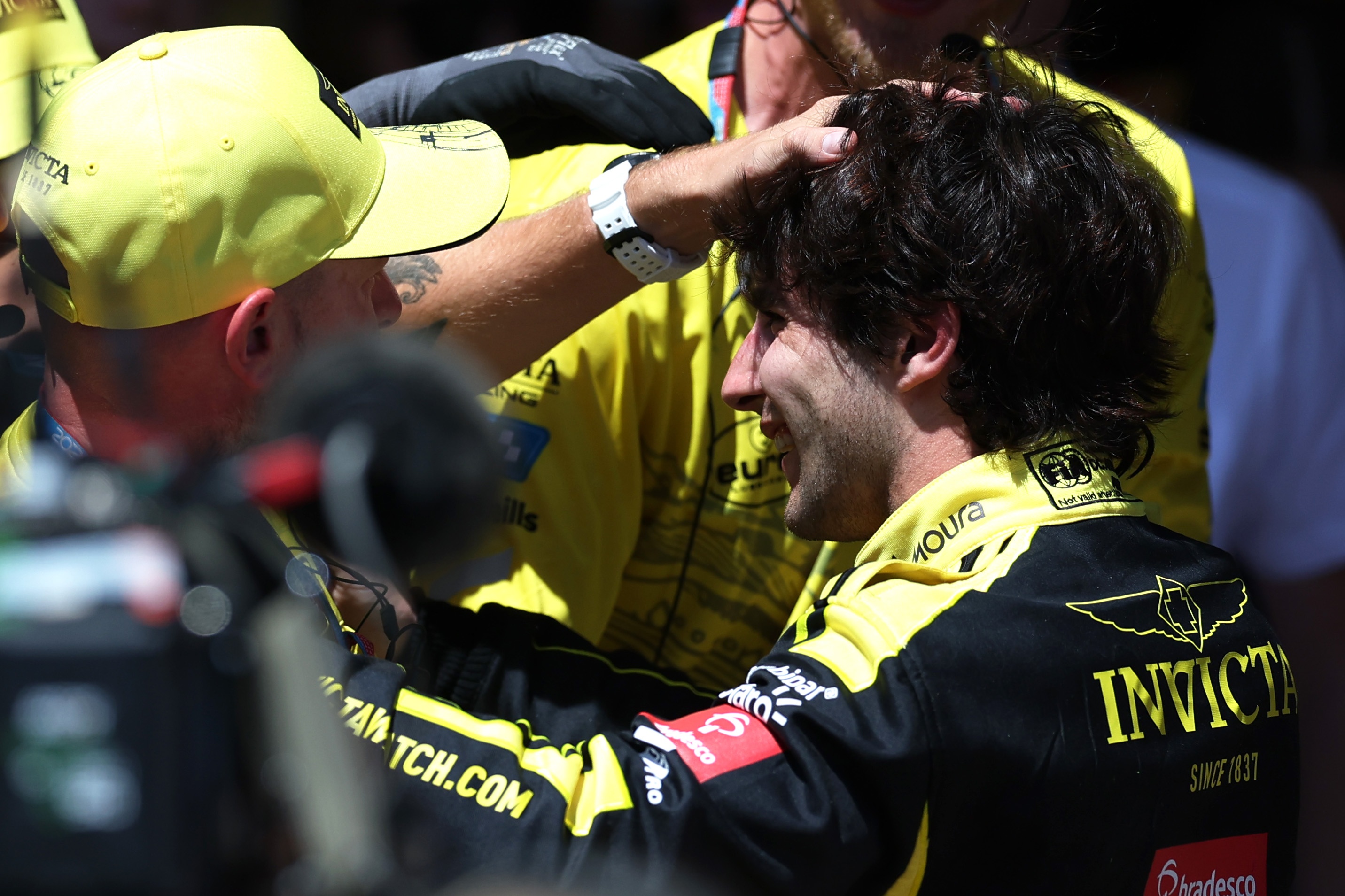 Brasileiro Caio Câmara brilha na F2 e supera adversários na Catalunha