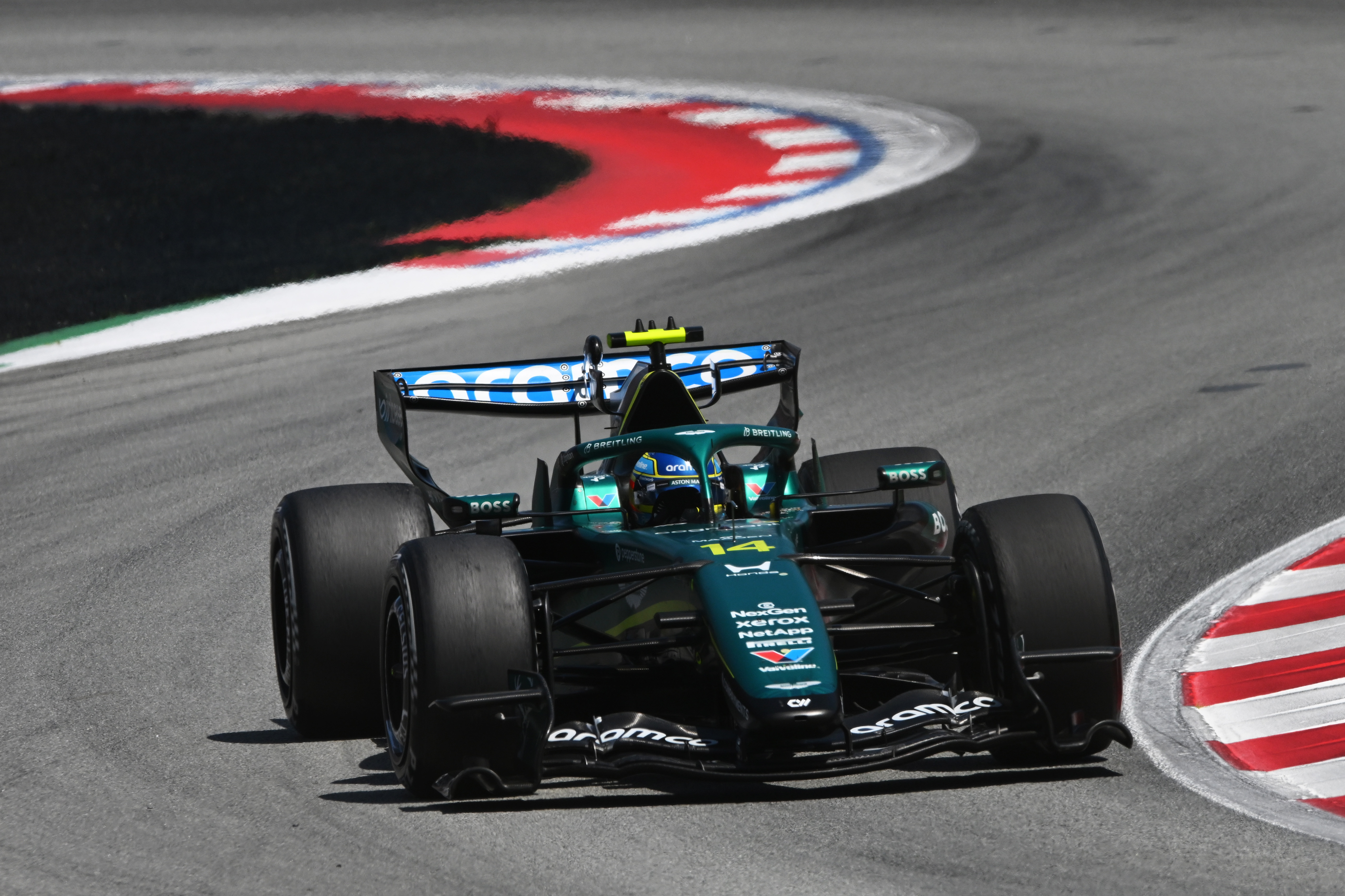 Aston Martin sofre em Barcelona e Alonso vê temporada complicar