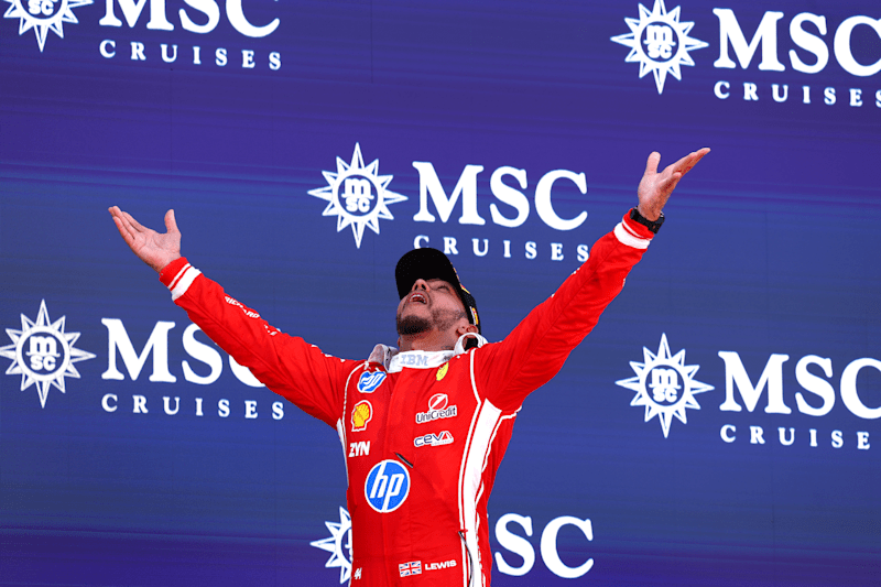 Hamilton vence pela Ferrari em Barcelona e recebe elogios do grid