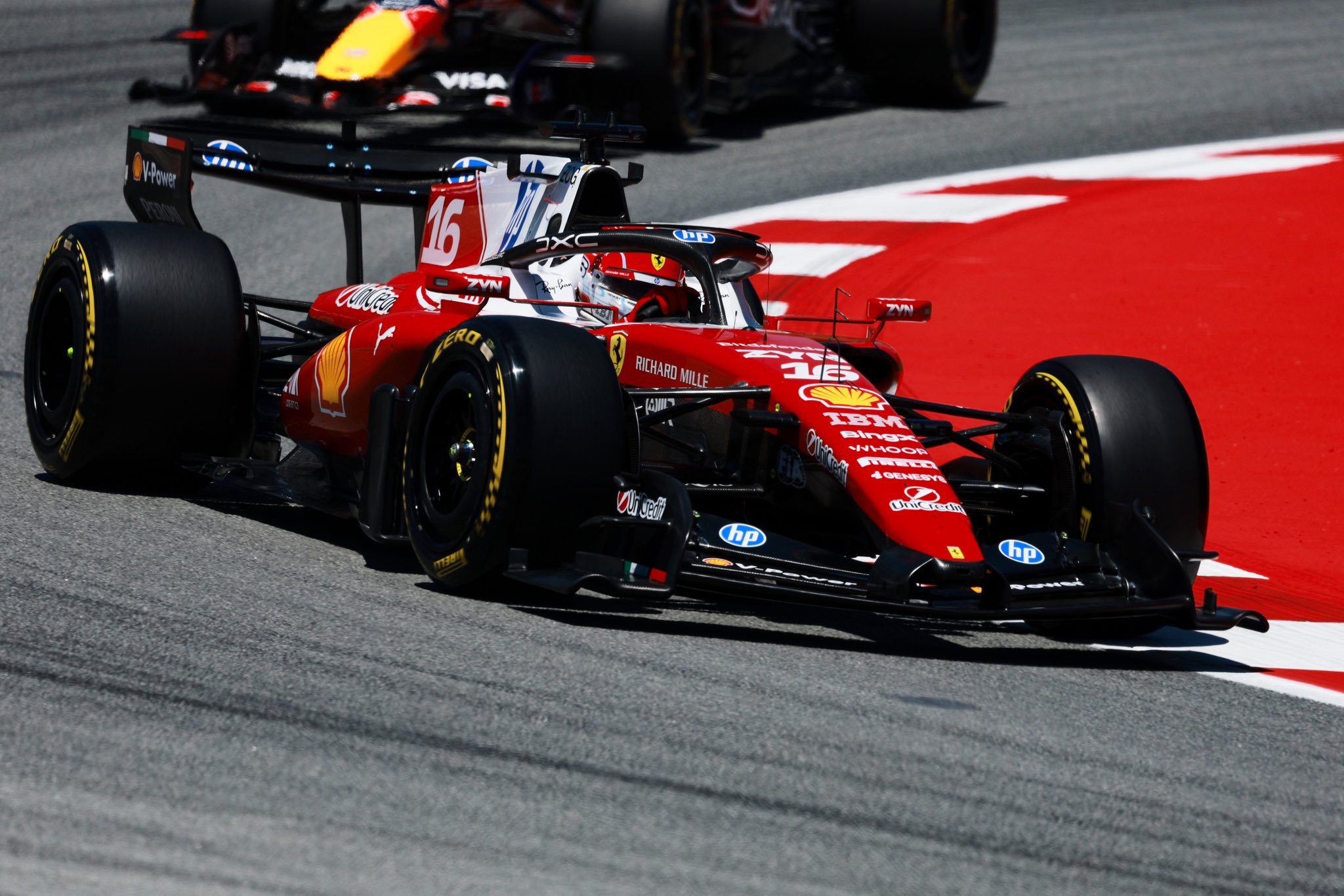 Hamilton vence pela Ferrari e Vasseur defende Leclerc após abandono