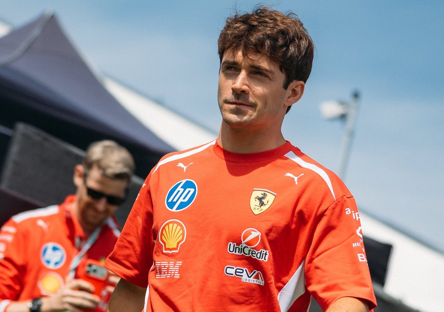 Ferrari inova, mas Leclerc admite que ainda persegue Hamilton