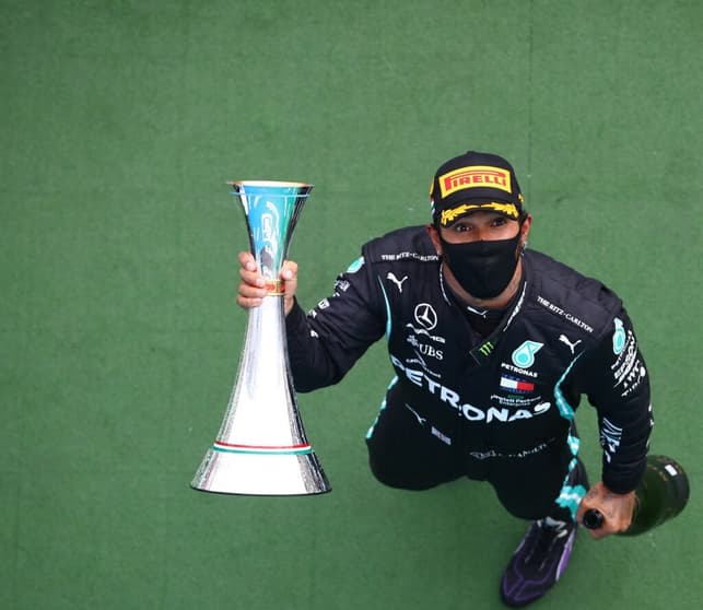 Hamilton celebra vitória na Hungria, a oitava da carreira no circuito magiar (Foto: AFP)