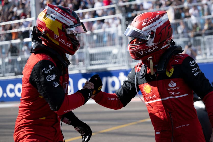 Charles Leclerc e Carlos Sainz têm contrato e estarão na Ferrari em 2023 (Foto: AFP)