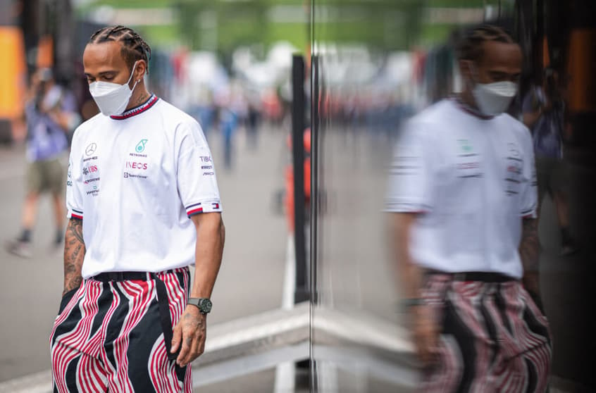 Lewis Hamilton se posicionou sobre o assédio sofrido por fãs (Foto: Jure Makovec/AFP)