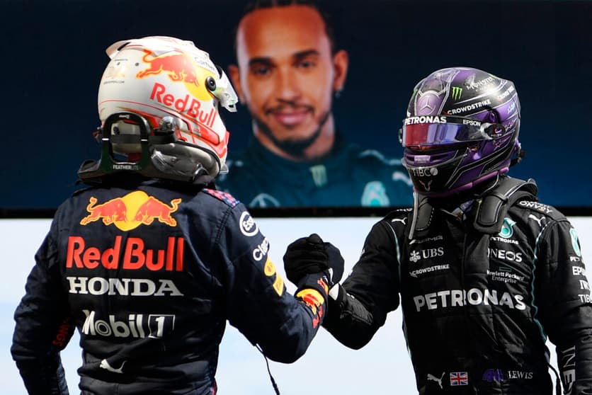 Max Verstappen e Lewis Hamilton travam o grande confronto da F1 em 2021 (Foto: AFP)