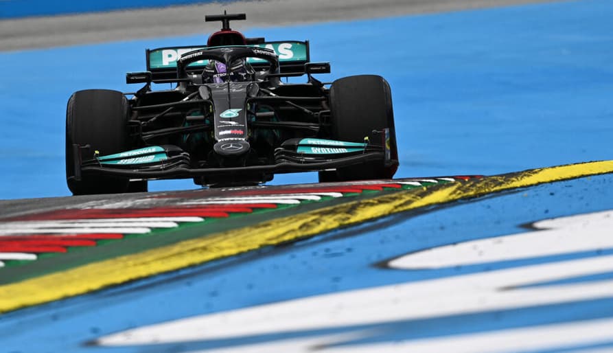 Lewis Hamilton briga para colocar a Mercedes de volta na pole (Foto: AFP)