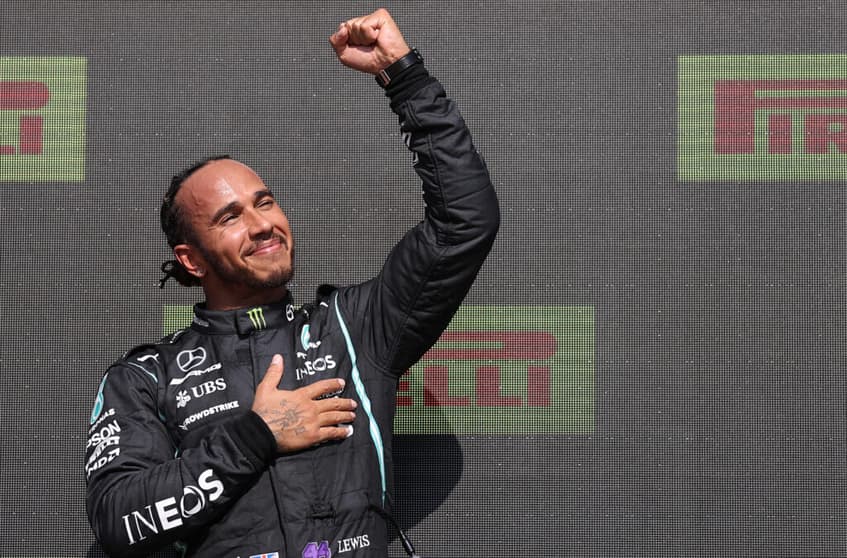 Hamilton vibra com a vitória no GP da Inglaterra (Foto: AFP)