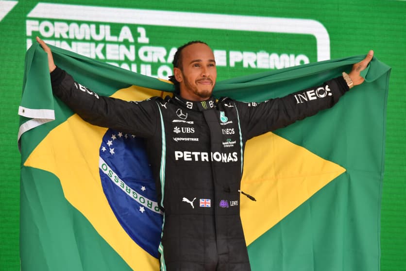 A foto que fez Hamilton relembrar uma de suas maiores corridas na F1, dedicada ao povo brasileiro (Foto: AFP)