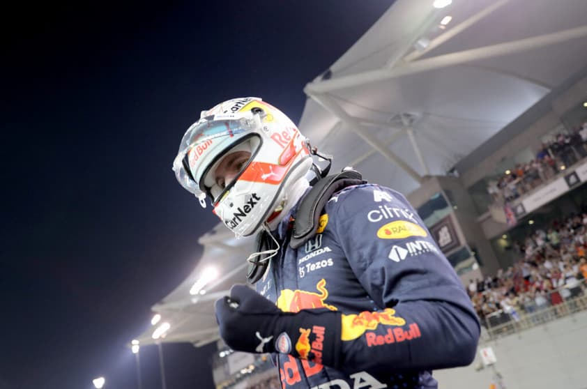 Max Verstappen festeja a pole-position para a decisão do título da F1 em 2021 no GP de Abu Dhabi (Foto: AFP)
