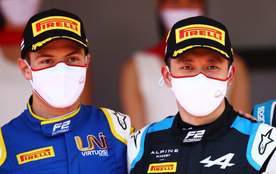 Felipe Drugovich ao lado de Guanyu Zhou no pódio em Mônaco: dobradinha da UNI-Virtuosi (Foto: Formula Motorsport Ltd.)
