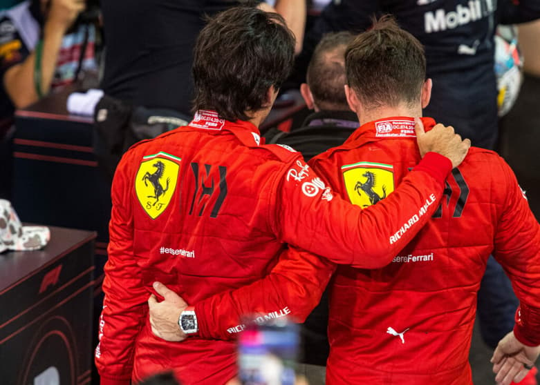 Leclerc comemorou a renovação de Carlos Sainz com a Ferrari (Foto: Scuderia Ferrari)