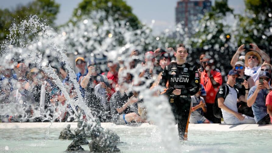 Pato O'Ward festeja vitória em Detroit com o tradicional banho na fonte (Foto: Arrow McLaren SP)
