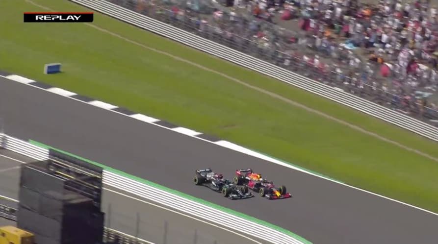 Lewis Hamilton e Max Verstappen em colisão na primeira volta do GP da Inglaterra (Foto: Reprodução)