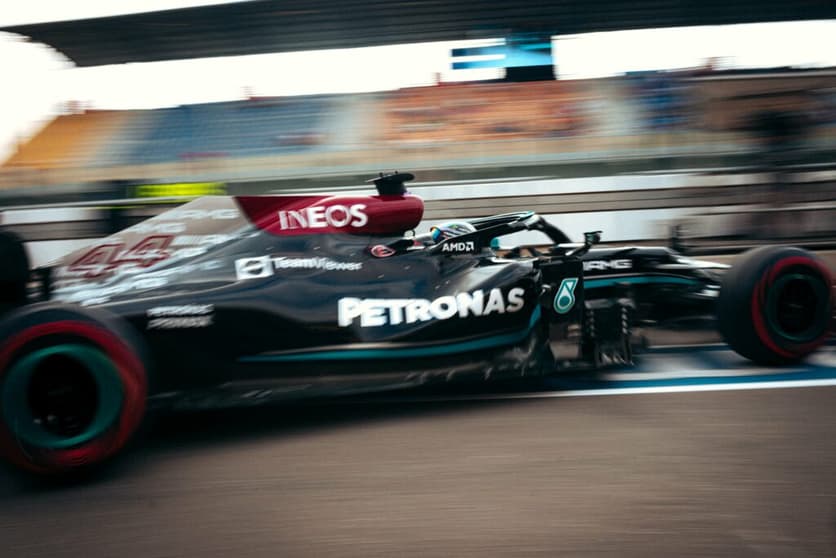 Lewis Hamilton em ação no circuito de Losail (Foto: Mercedes)