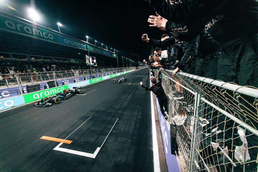 Valtteri Bottas superou Esteban Ocon na reta dos boxes na volta final (Foto: Mercedes)