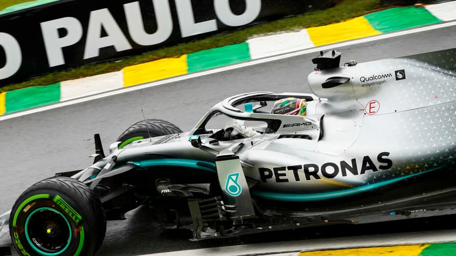 Hamilton anda com o W10 em Interlagos nos treinos livres do GP do Brasil (Foto: Mercedes)