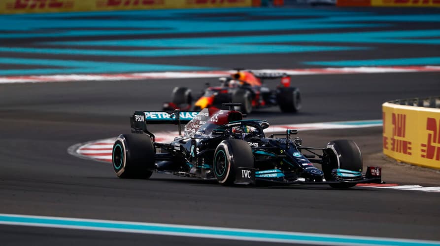 Lewis Hamilton foi derrotado por Max Verstappen só na volta final (Foto: Mercedes)