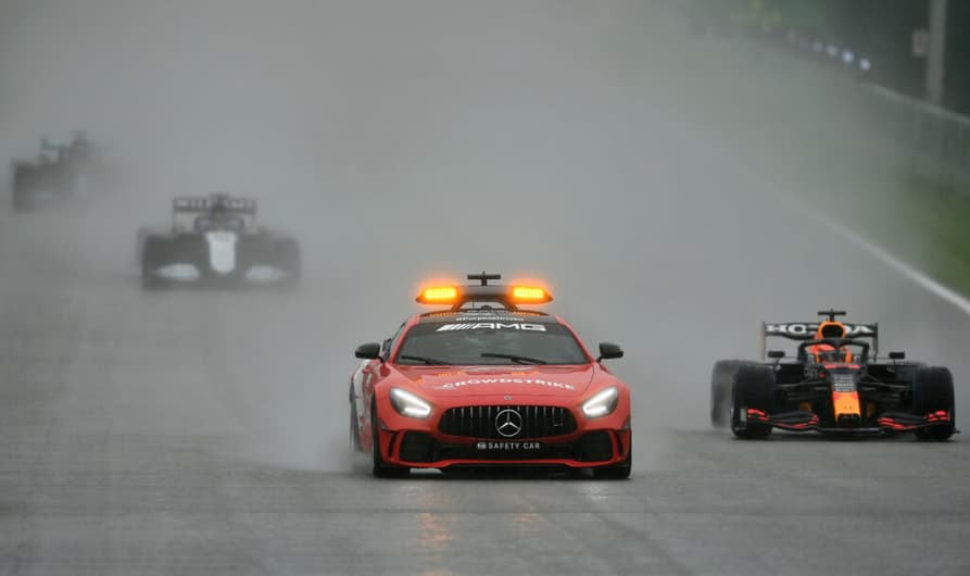 Max Verstappen ao lado do safety-car no GP da Bélgica de 2021 (Foto: Dan Mullan/Getty Images/Red Bull Content Pool)
