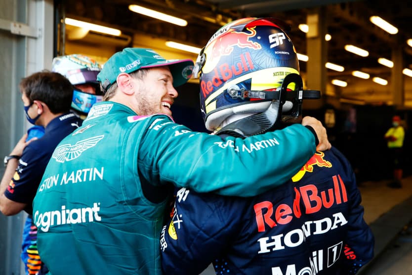 Sebastian Vettel abraça Sergio Pérez em Baku: dois vitoriosos no fim de semana de F1 (Foto: Maxim Shemetov/Red Bull Content Pool/Getty Images)