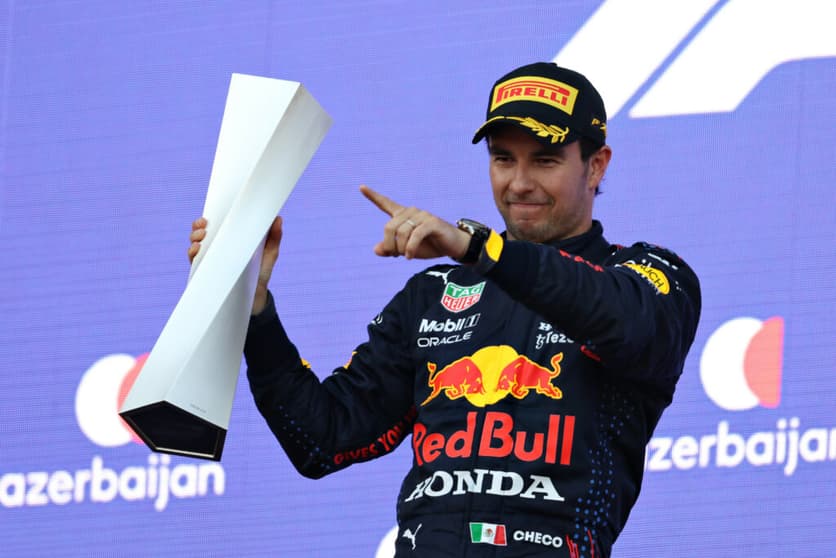Sergio Pérez vibra com vitória no GP do Azerbaijão (Foto: Clive Rose/Red Bull Content Pool/Getty Images)
