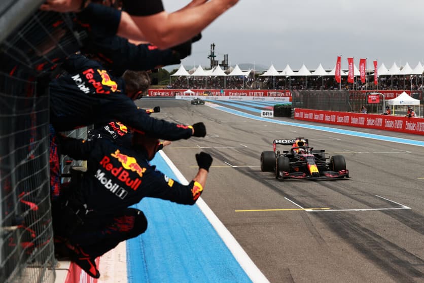 Max Verstappen cruza a linha de chegada e faz a festa com a Red Bull na França (Foto: Mark Thompson/Getty Images/Red Bull Content Pool)