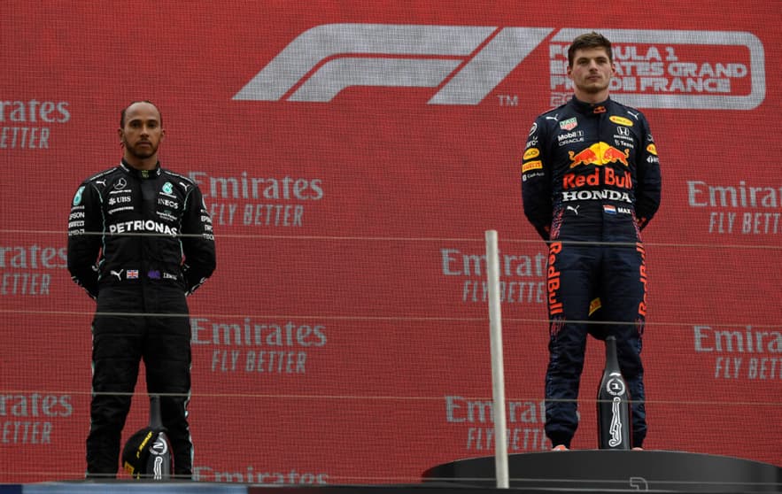 Lewis Hamilton ao lado de Max Verstappen no pódio do GP da França de F1 (Foto: Nicolas Tucat/Red Bull Content Pool/Getty Images)