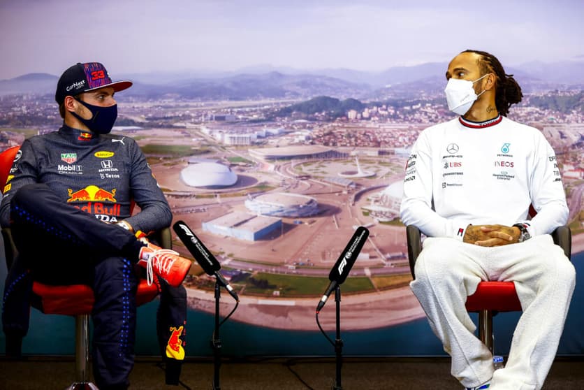 Apenas seis pontos separam Max Verstappen, líder do Mundial, de Lewis Hamilton (Foto: Andy Hone/Getty Images/Red Bull Content Pool)