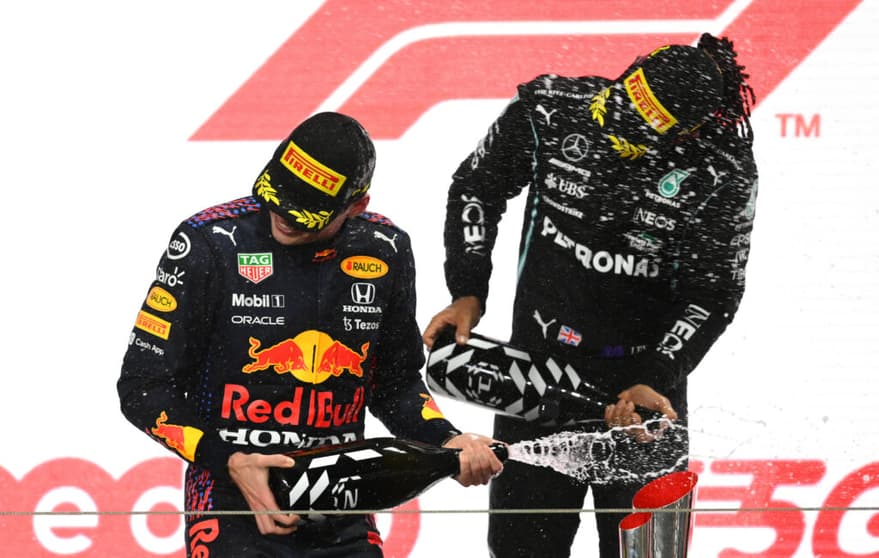Ecclestone destacou a experiência diferente de Verstappen em relação a Hamilton (Foto: Clive Mason/Getty Images/Red Bull Content Pool)