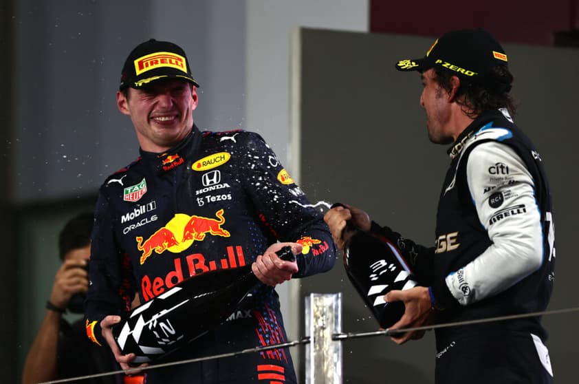 Fernando Alonso disse não ter visto polêmica em corrida final de Abu Dhabi, que marcou título de Verstappen (Foto: Mark Thompson/Getty Images/Red Bull Content Pool)