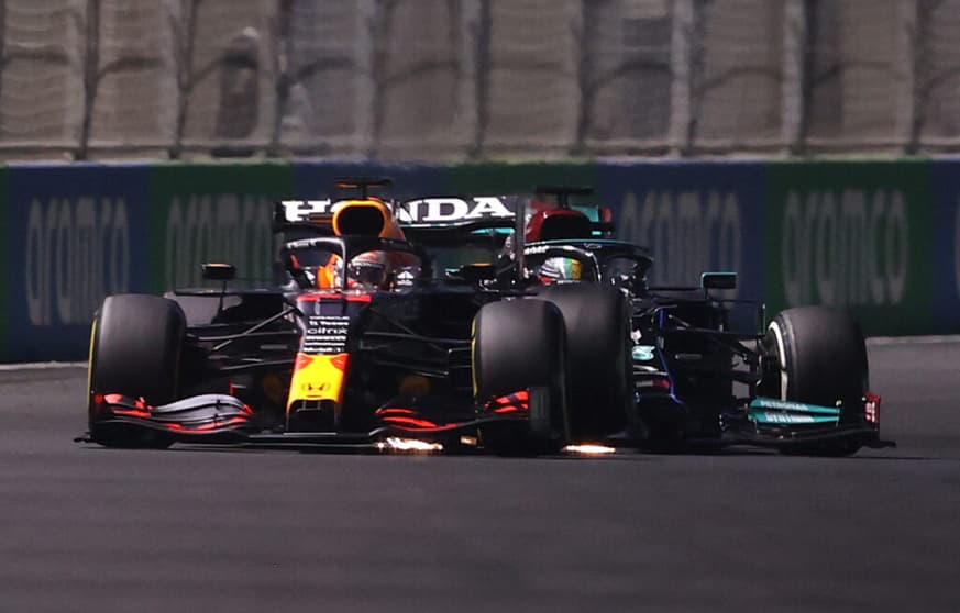 Max Verstappen fez brake-test em cima de Lewis Hamilton em Jedá (Foto: Lars Baron/Getty Images/Red Bull Content Pool)