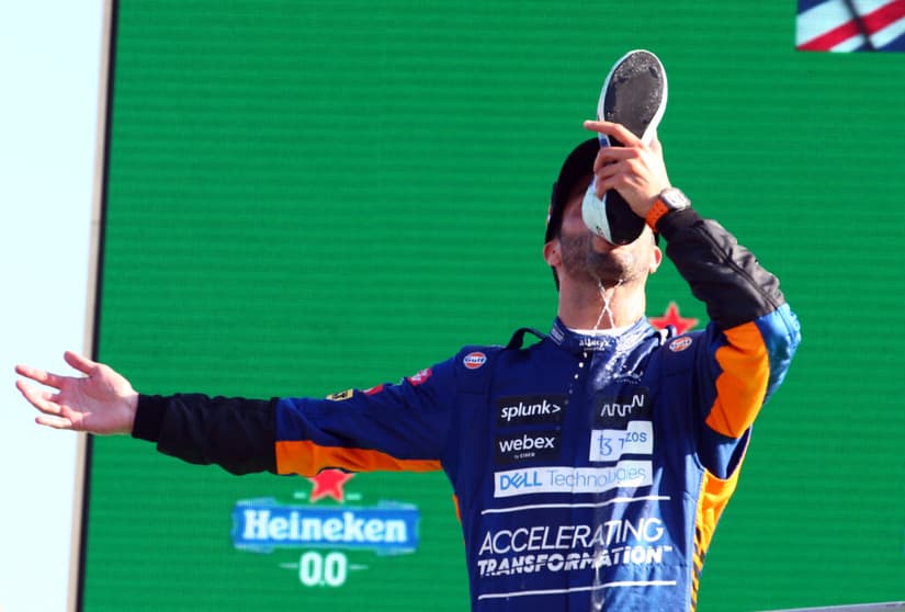 O shoey de Daniel Ricciardo após vitória na Itália (Foto: Beto Issa)