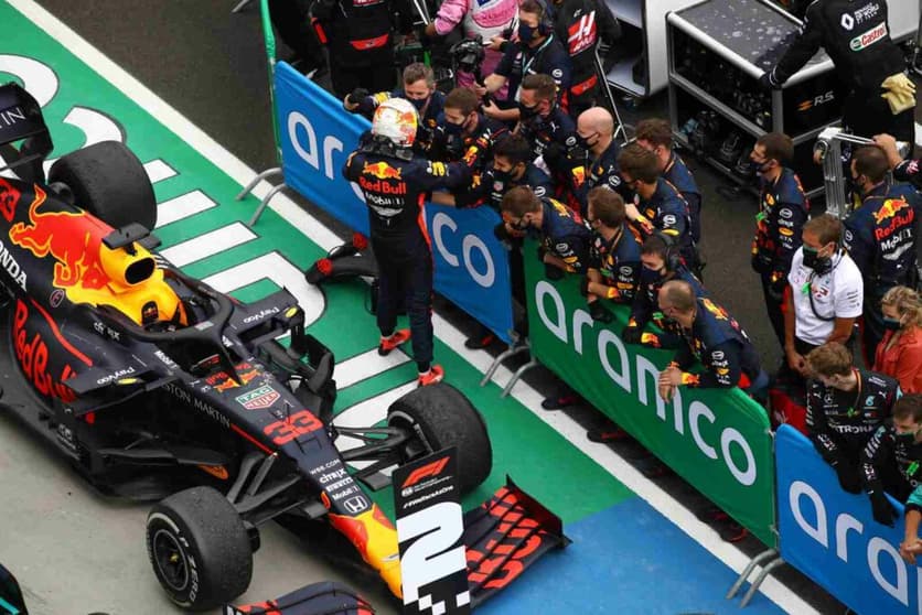 Max Verstappen comemora com a equipe após a corrida (Foto: AFP)
