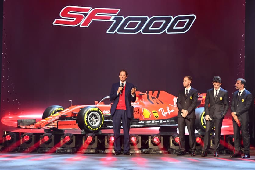 John Elkann discursa na apresentação da Ferrari SF1000 em Reggio Emília (Foto: Ferrari)