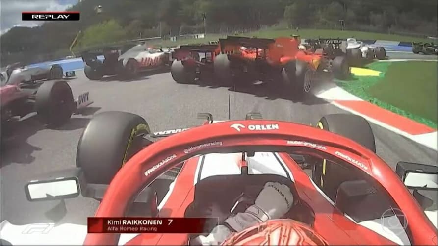 Charles Leclerc atropela o carro de Sebastian Vettel e força o abandono do companheiro de Ferrari (Foto: Reprodução)