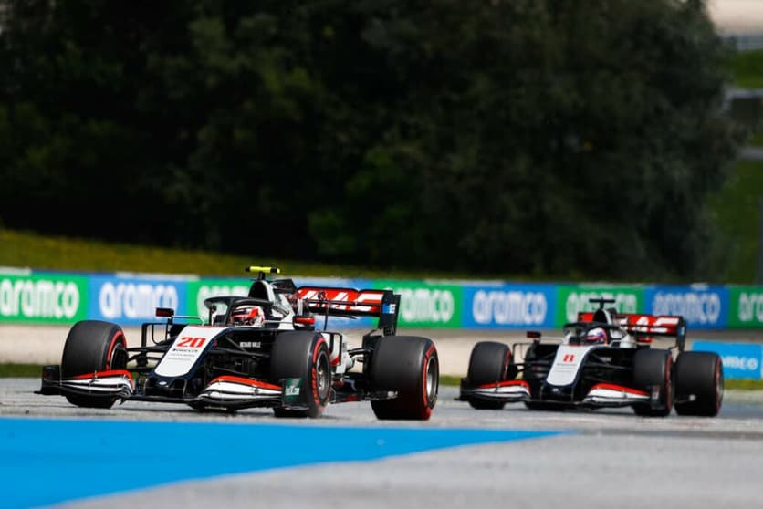 Kevin Magnussen e Romain Grosjean estão, por enquanto, procurando vaga para 2021 (Foto: Haas)