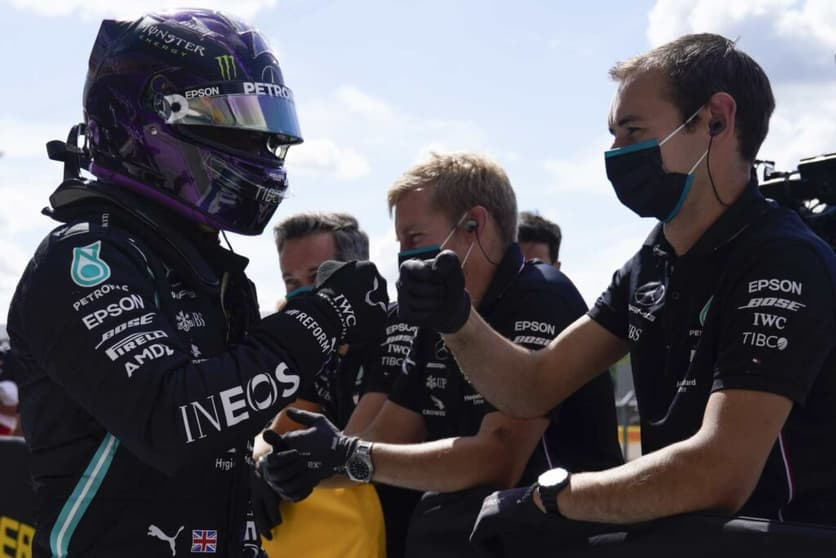 Lewis Hamilton comemora mais uma pole na carreira com a Mercedes (Foto: AFP)
