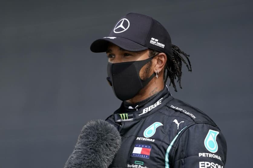 Hamilton dá entrevista após conquistar a pole em Silverstone (Foto: AFP)