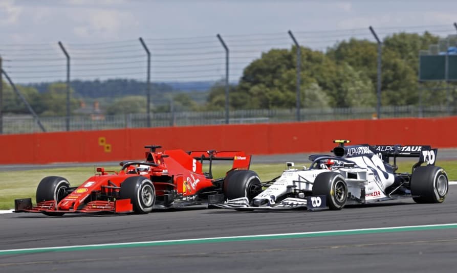 Sebastian Vettel e Pierre Gasly em duelo na pista (Foto: AFP)