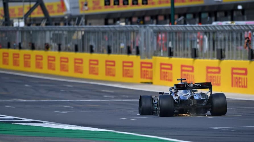 Hamilton se arrastou para vencer o GP da Inglaterra (Foto: AFP)
