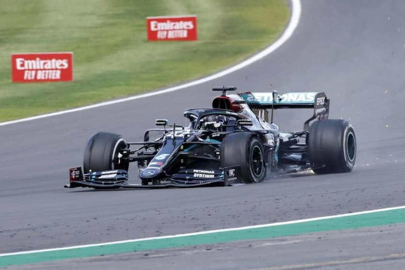 Pirelli justificou os problemas nos pneus de três pilotos, inclusive do vencedor Lewis Hamilton (Foto: AFP)